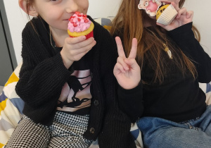 dziewczynki pozują z babeczkami