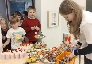 wolontariusz podczas sprzedaży