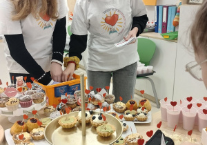 wolontariusze podczas sprzedaży