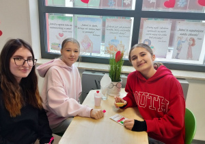 uczennice podczas smakowania słodkich przekąsek