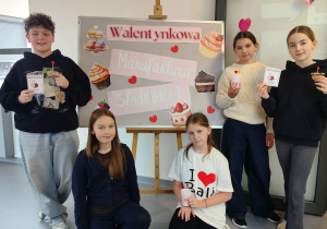 uczniowie pozują na tle dekoracji