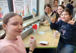 uczennice w strefie kawiarenki podczas kosztowania smakołyków