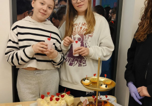 uczennice podczas zakupu galaretek