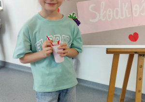 dziewczynka pozuje na tle dekoracji