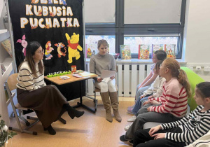 Pierwszoklasiści słuchają bajki pt. „ Kuleczka i zupa fasolowa, czyli historia z łyżką i odwagą”