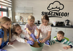 Uczniowie wykonują ciasto na cake pops.