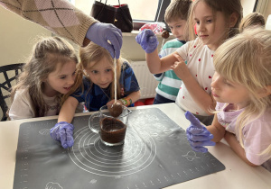 Uczniowie wykonują swoje cake pops.