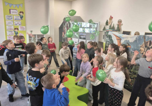 Dzieci podczas zabaw ruchowych z balonami
