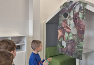 Chłopiec rzuca do celu woreczkiem