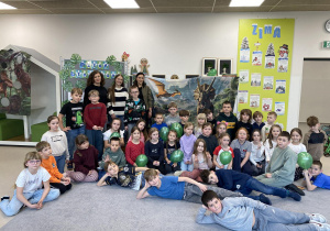 Pamiątkowe zdjęcie grupowe z Dnia Dinozaura.