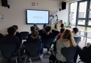 uczniowie oglądają filmik podczas zajęć profilaktycznych