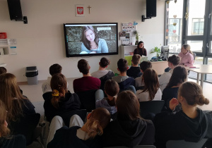 uczniowie podczas oglądania krótkiego filmu o depresji