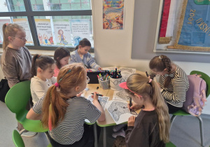 uczennice w przygotowanym kąciku kolorują malowanki antystresowe