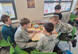 uczniowie podczas gry ćwiczącej spostrzegawczość i koncentrację