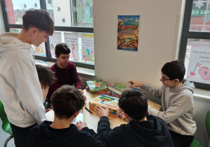 starsi uczniowie wybierają coś dla siebie w „Kąciku spokojnej głowy”