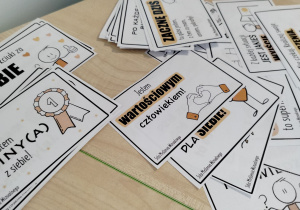 pozytywne afirmacje – prezentacja karteczek z dobrymi myślami