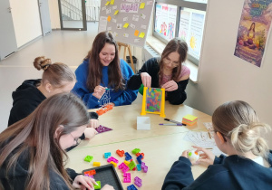 uczennice podczas aktywności w przygotowanych kącikach