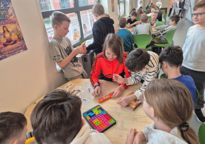 uczniowie spędzają czas w przygotowanych kącikach terapeutycznych