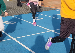 uczennica kończąca bieg