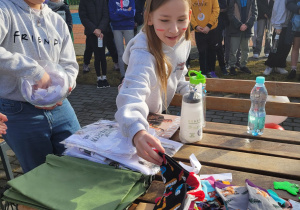 uczennica wybierająca nagrodę