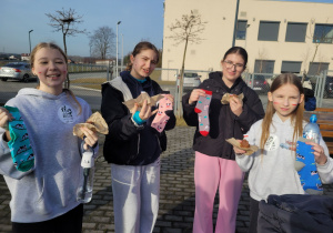 uczennice z nagrodami