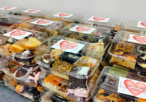 Pojemniki z ciastami na akcję charytatywną