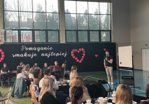 Rodzice słuchają prelekcji p. Tomasza Wilczewskiego