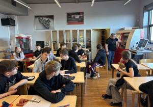 Uczniowie poznają specjalistyczne maszyny w technikum.