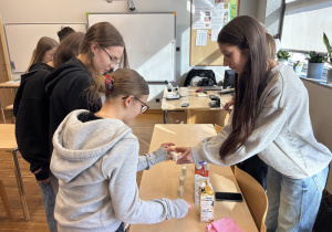 Uczennice wykonują doświadczenie.