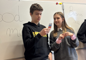 Uczniowie w trakcie quizu językowego.