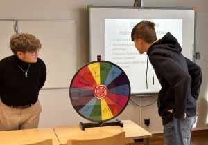 Uczeń losuje matematyczne zadanie.