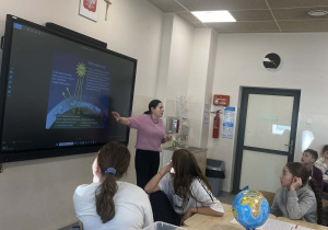 nauczycielka tłumaczy powstawanie efektu cieplarnianego