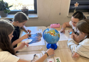 uczennice wykonują zadania