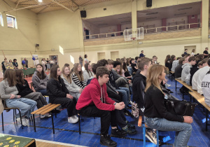 uczniowie na targach edukacyjnych