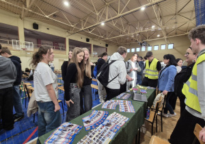uczennice przy stoisku jednej ze szkół ponadpodstawowych