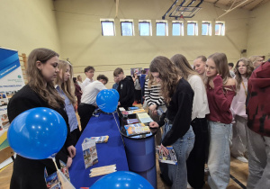 uczennica przy stoisku zsp kleszczów