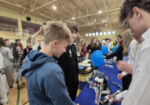 uczniowie przy stoisku techniku nowoczesnych technologii w Kleszczowie