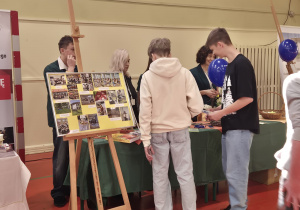 uczniowie przy stoisku jednej ze szkół