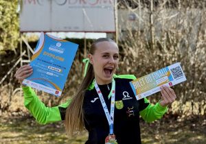 Uczennica z dyplomem.