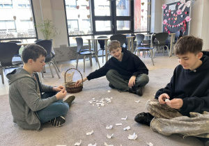 Chłopcy liczą głosy