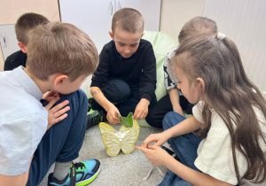 uczniowie klasy 1a sieją rzeżuchę