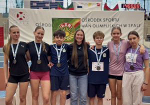 Uczniowie z medalami.