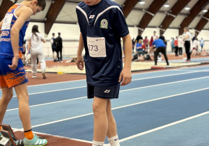 Uczeń ustawia blok przed biegiem na 60m.