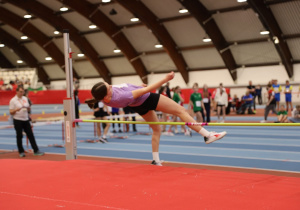 Uczennica w trakcie konkurs skoku wzwyż.