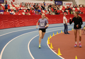 Uczennica w trakcie biegu.