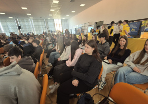 uczniowie podczas targów edukacyjnych