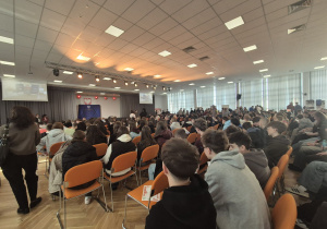 widok na aulę podczas targów edukacyjnych