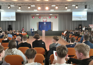 widok na scenę podczas targów edukacyjnych