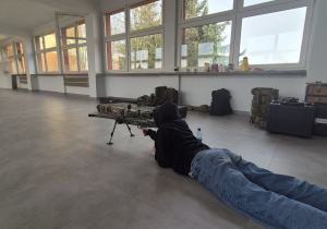 uczennica na strzelnicy