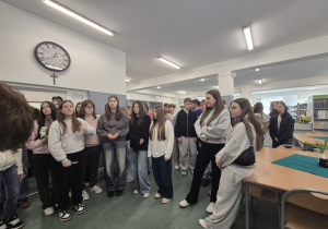 uczniowie w bibliotece